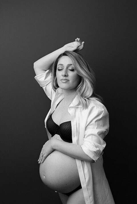 Elegant maternity photo capturing maternal glow